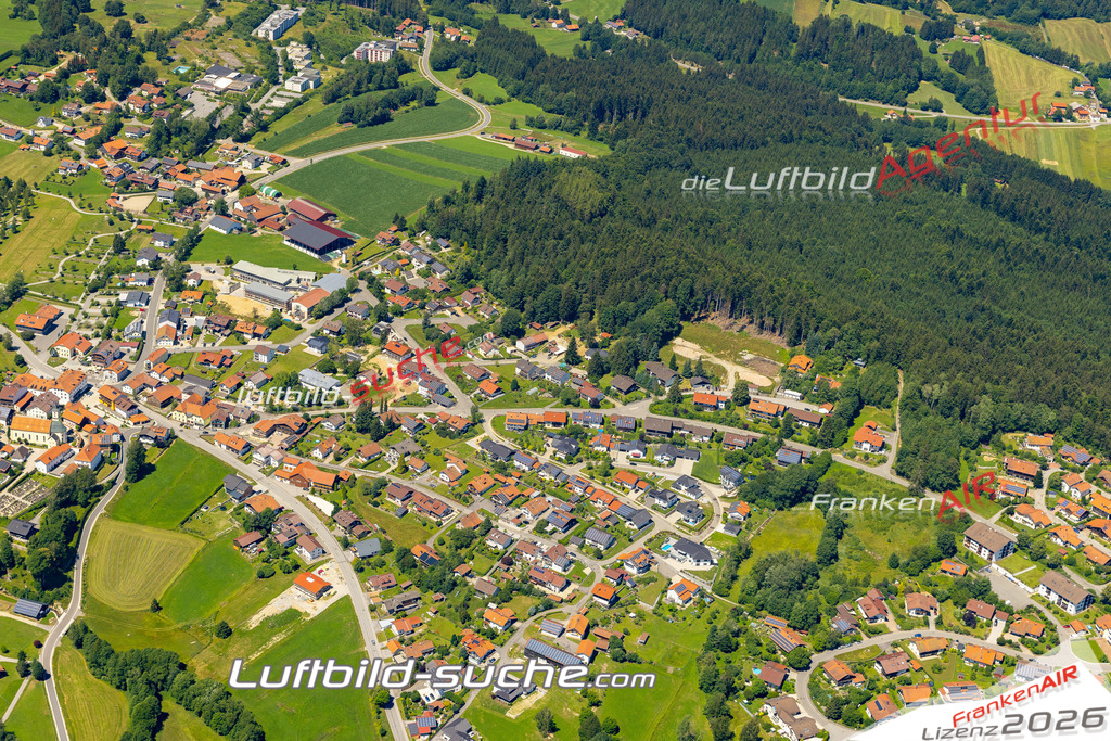 Aktuelles Luftbild von  Bischofsmais - Die Luftaufnahme wurde 2022 mittels UL-Flugzeug erstellt ( keine Drohne ) - hochauflösende Kamera-Systeme von  Canon -Beste Qualität - Für grossformatige Ausdrucke geeignet. Die Geschenkidee !