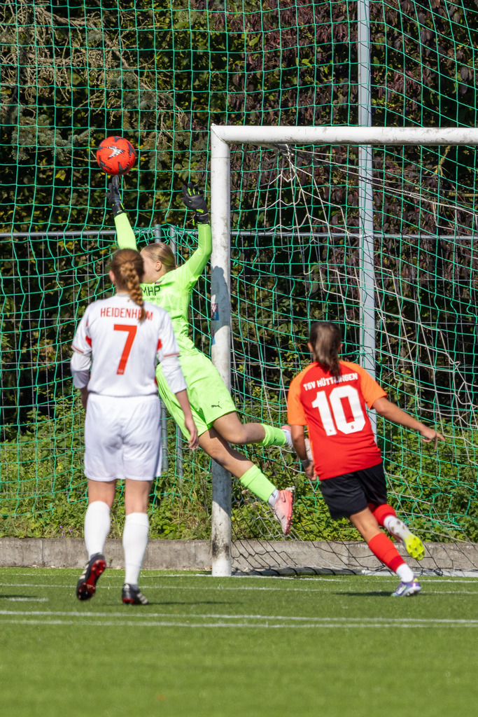 FCHHÜT_251003_3865 | 1.FC Heidenheim 1846 II vs. TSV Hüttlingen, Fußball, Frauen, Bezirkspokal, 2025/2026, 1.Runde, 03.10.2025 in Mergelstetten, Sportplatz 2(Foto: Michael Bulling) - Realisiert mit Pictrs.com