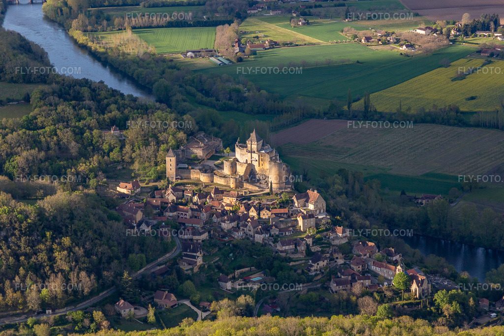 Aerial view: Montfort Castle complex above the Dordogne in Vitrac in the state Dordogne, France. – Photo: IMG_113549.jpg taken on 04/16/2019 by Werner Riehm/FLY-FOTO.com – Resolution of the original: 5341 x 3561 px