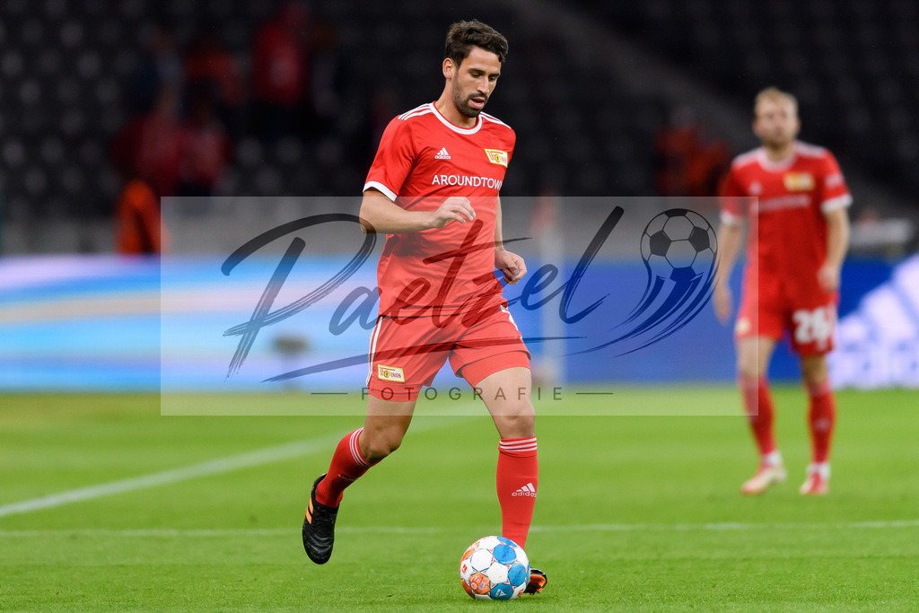 FCUKUO20210826_087 | Fussball, Herren: Rani Khedira (1.FC Union Berlin) in Aktion, am Ball, Einzelaktion beim Spiel der UEFA Conference League zwischen 1. FC Union Berlin und Kuopion PS im Olympiastadion am 26.08.2021 in Berlin, Deutschland. - Realisiert mit Pictrs.com