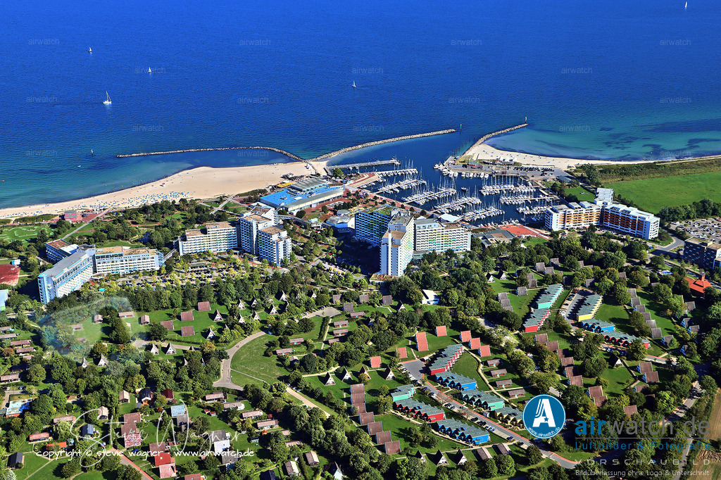 Luftbild Ostsee Resort Damp - Heute bietet das Resort ein umfangreiches Freizeitangebot | Heute bietet das Resort ein umfangreiches Freizeitangebot wie das Fun & Sport Center, das Entdeckerbad (ehemals Aqua Tropicana), Minigolf, Bowling, eine 97 Meter lange Reifenrutsche und die „Sauna Wikingerdorf“. Der 3,5 km lange Sandstrand und der moderne Yachthafen mit rund 100 Gastliegeplätzen tragen zur Attraktivität bei.