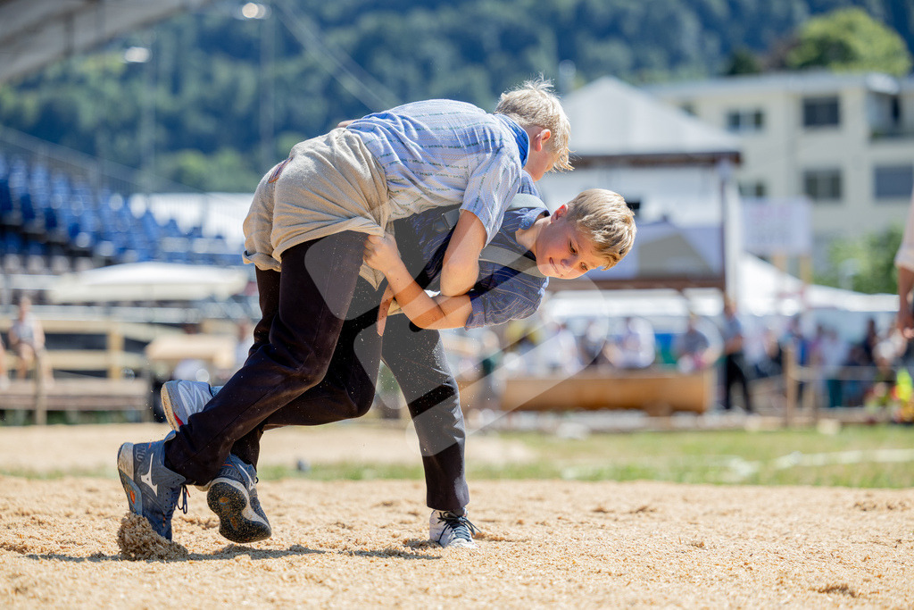 SchwyzerJung2026_00114 | Schlussgang Jahrgänge 2015/2016: Ulrich Damian (r) bezwingt Suter Matteo (l) - Realisiert mit Pictrs.com
