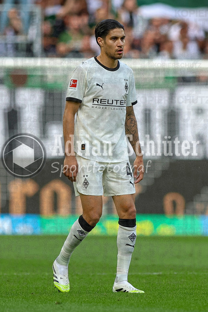 Borussia Mönchengladbach vs SV Werder Bremen - Bundesliga  | Mönchengladbach, Deutschland, 14.09.25:   Kevin Diks (Borussia Mönchengladbach) schaut waehrend des Spiels der Bundesliga zwischen Borussia Mönchengladbach vs SV Werder Bremen im Stadion im Borussia Park(Foto von Brauer-Fotoagentur / Adrian Schlueter)
