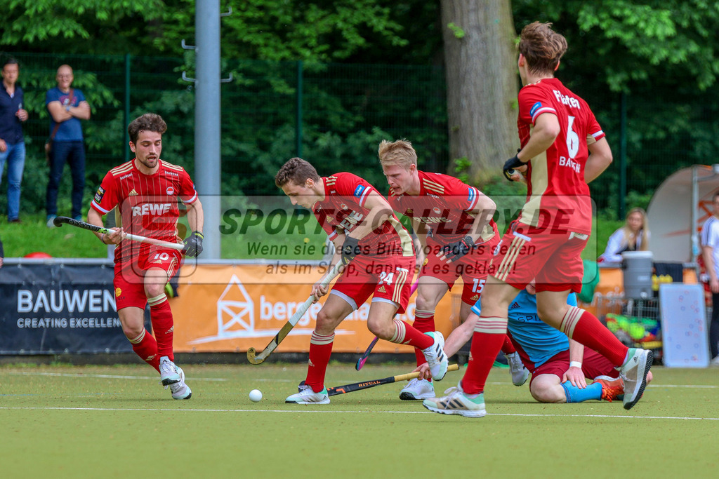 MJ_2023-05-07 - M - RWK - UHC-18 | Johannes Große (Rot-Weiss Köln #24), Tom Grambusch (Rot-Weiss Köln #15) &amp; Moritz Trompertz (Rot-Weiss Köln #10), Rot-Weiss Köln - UHC Hamburg am 7.5.2023 im KTHC Hockeypark, Köln