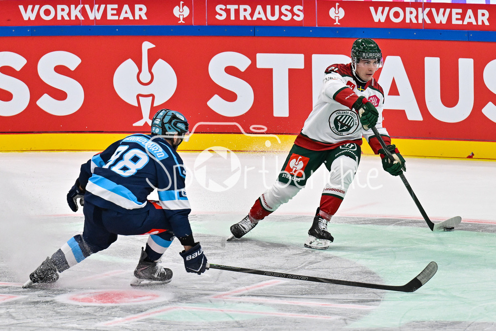 ERC Ingolstadt - Frölunda HC | INGOLSTADT, GERMANY - 02. DECEMBER: im Duell Peter ABBANDONATO (ERC Ingolstadt 98) und Jere INNALA (Frölund Gothenburg 21) beim Viertefinal Match zwischen dem ERC Ingolstadt und Frölunda HC beim Hinspiel der Champions Hockey League in der Saturn Arena
