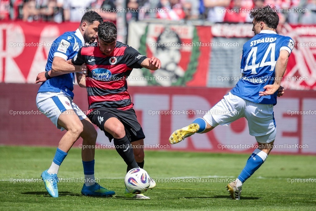 xsef26042601016 | 26.04.2026, xsefx, Fußball, 3.Liga, FC Viktoria Köln - Energie Cottbus, 35. Spieltag, Sportpark Höhenberg, Saison 2025 2026: Taylan Duman (FC Viktoria Koeln, 4)   im Zweikampf gegen Tolcay Cigerci (10 FCE) Simon Straudl (Energie Cottbus, 44)   DFB regulations prohibit any use of photographs as image sequences and or quasi-video. Photo: xSabinexEffgenxPressefotoKochx