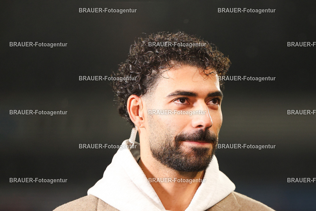 Rot-Weiss Essen - 1.Fc Schweinfurt | Essen, Deutschland, 02.11.2025 Ekin Çelebi (1.FC Schweinfurt)  gibt ein Interviewwährend des 3.Liga Spiels zwischen  Rot-Weiss Essen und 1.Fc Schweinfurt am 02.11.2025 im Stadion an der Hafenstraße in Essen. (Foto von Timo Bluhmki-Schmidt/Brauer Fotoagentur
