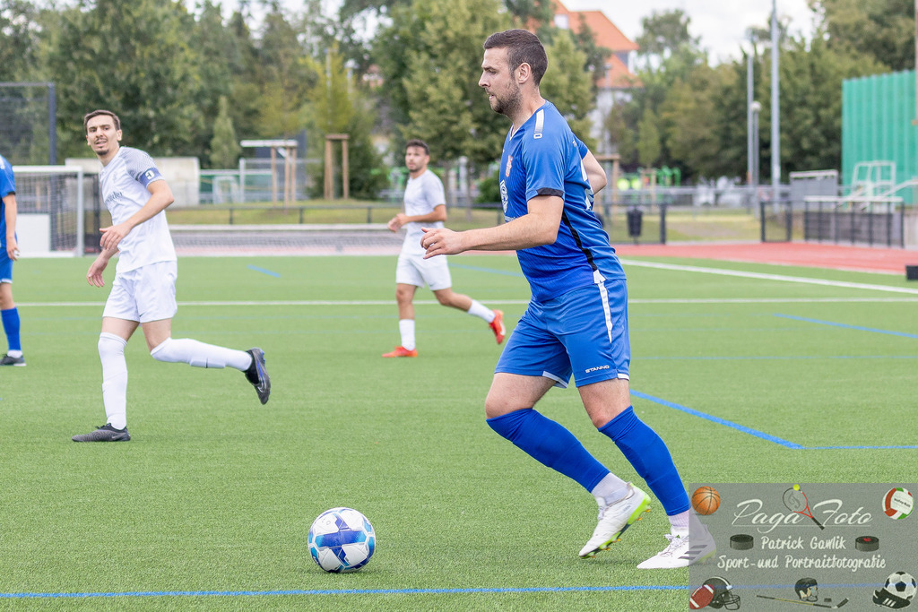 Testspiel: Spvgg. 03 Fechenheim - Türk Gücü Friedberg, 13.07.2024 | Julian Dudda (Türk Gücü Friedberg #20) mit Ball, Spvgg. 03 Fechenheim - Türk Gücü Friedberg, Frankfurt am Main, Sportanlage Birsteiner Straße, 13.7.2024 - Realisiert mit Pictrs.com