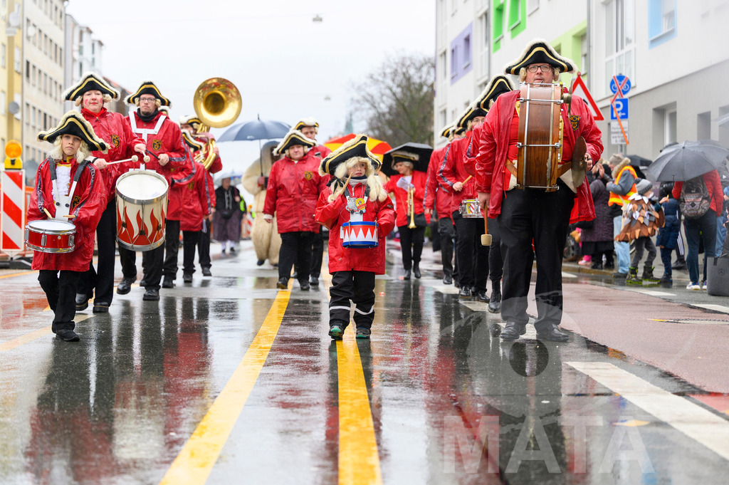 _DWA2373 | Trotz Nieselregen schlängelte sich der „Gaudiwurm“ am Sonntag durch die Nürnberger Innenstadt an tausenden Faschingsfans vorbei.  Nürnberg, 11.02.2024 - Realisiert mit Pictrs.com