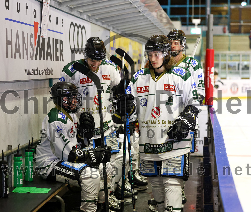 2022-09-09_011_TSV_Erding_gegen_Deggendorfer_SC | Erding, Deutschland, 09.09.2022:
Eishockey, Bayernliga 2022 / 2023, Testspiel, TSV Erding gegen Deggendorfer SC, Endergebnis: 2:5

Erik Modlmayr (Erding Gladiators, #21), Marius von Friderici-Steinmann (Erding Gladiators, #92)

Foto: Christian Riedel / fotografie-riedel.net
