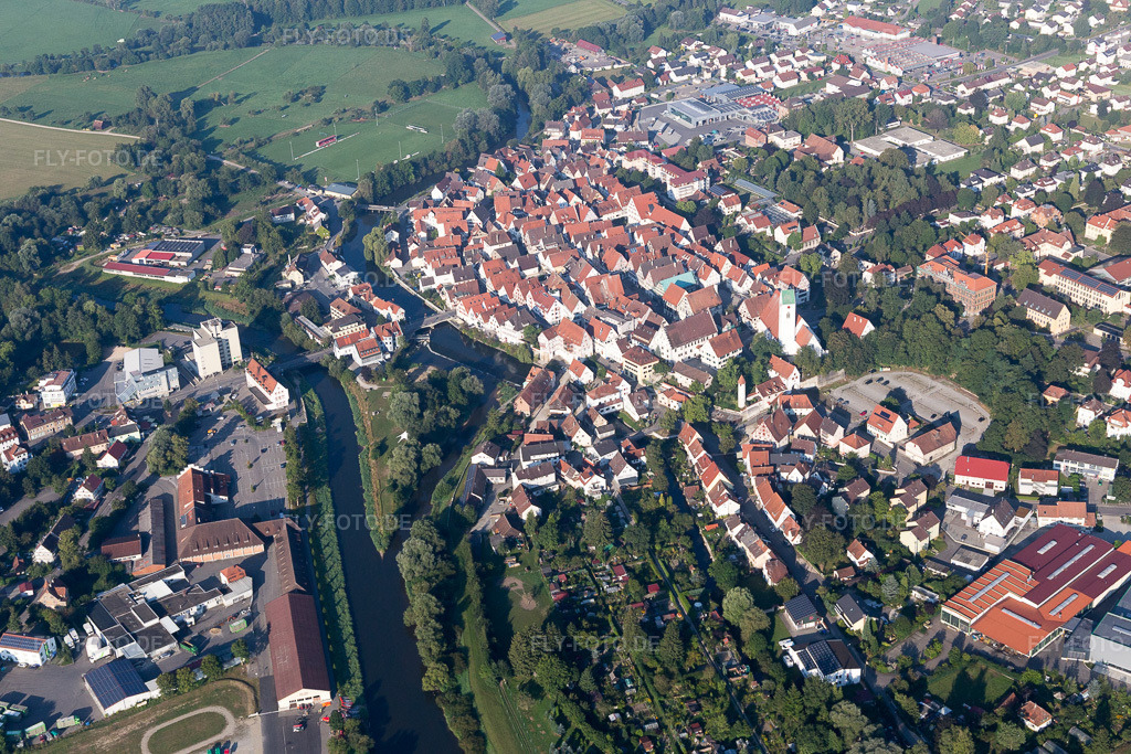 Luftbild: Ortsansicht der Straßen und Häuser der Wohngebiete im Ortsteil Neufra in Riedlingen im Bundesland Baden-Württemberg in Deutschland. Foto: IMG_094124.jpg vom 27.08.2016 durch Werner Riehm/FLY-FOTO.de