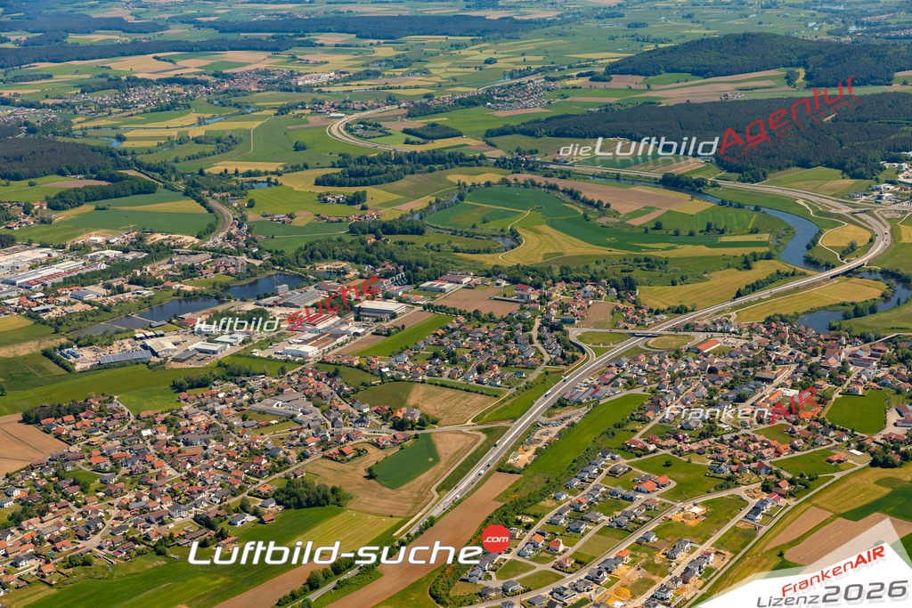 Das Luftbild zeigt : Mitterdorf Roding - Die Luftaufnahme wurde 2024 vom UL-Flugzeug aus erstellt ( keine Drohne ) - Hochauflösende Luftaufnahme - Für grossformatige Ausdrucke geeignet. Die Geschenkidee !Mit Lizenz und Bildrechte bestellbar