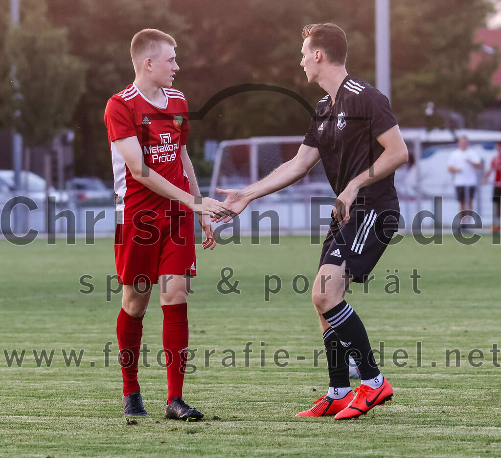 2023-07-20_018_FC_Finsing_gegen_TSV_Wartenberg | Finsing, Deutschland, 20.07.2023:
Fußball, Kreisliga 2023 / 2024, Testspiel, FC Finsing gegen TSV Wartenberg, Endergebnis: 1:0

Tim Schmolmann (TSV Wartenberg, #17), Leon Engelhard (FC Finsing, #20)

Foto: Christian Riedel / fotografie-riedel.net