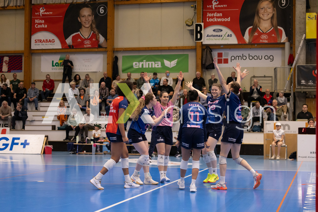 Volleyball I Frauen I Saison 2025-2026 I Volleyball NLA | Women I 1/2 Finals I  VC Kanti Schaffhausen - Sm'Aesch Pfeffingen I 07.03.2026 | Sm'Aesch Pfeffingen Spielerinnenkreis - Realisiert mit Pictrs.com
