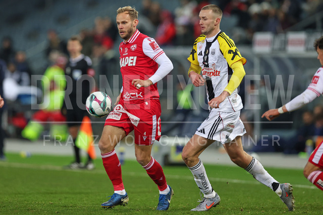 Austrian Bundesliga: Grazer AK 1902 vs LASK | GRAZ, AUSTRIA, 13.DEC.25 - SOCCER - ADMIRAL Bundesliga, Grazer AK 1902 vs LASK. The image shows Martin Kreuzriegler (GAK) and Sasa Kalajdzic (Lask).