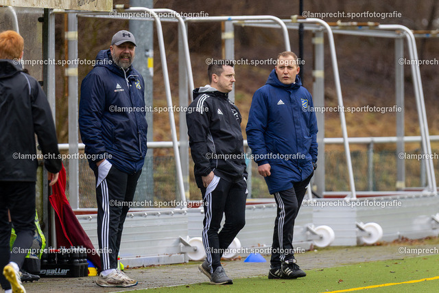 Fußball I Herren I Saison 2025-2026 I Landesfreundschaftsspiel I SC Rönnau - SSG Rot-Schwarz Kiel 005 | v.l. Tobias Langtim (Athletiktrainer, SC Rönnau), Pascal Lorenz (Trainer, SC Rönnau), Marc Hempel (Co-Trainer, SC Rönnau) - Realisiert mit Pictrs.com