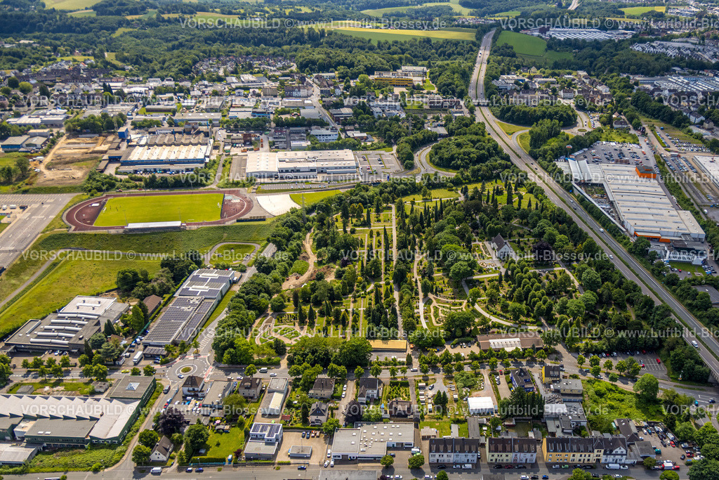Velbert250601107 | Luftbild, Gräberfeld des evang. Friedhof und Kapelle, EMKA Sportzentrum und Autobahn A535, hinten Gewerbegebiet Industriestraße, Velbert, Ruhrgebiet, Nordrhein-Westfalen, Deutschland