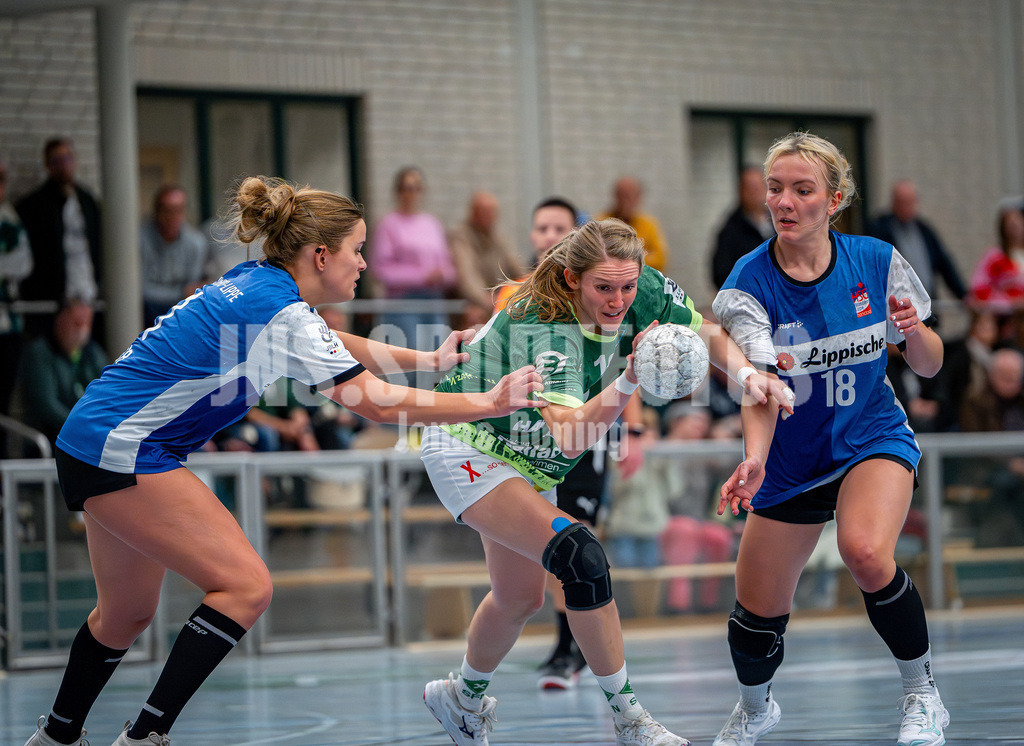 Handball I Frauen I Saison 2025-2026 I 3. Liga Staffel Nord I 10. Spieltag I SC SFN Vechta - HSG Blomberg-Lippe II I 0597 | Durch die Abwehr. Svenja Ruhöfer (10, SC SFN Vechta) - Realisiert mit Pictrs.com