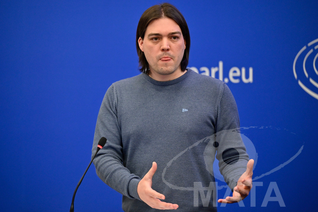 _DWI0048 | Politiker Ivan Vilibor Sincic bei einer Pressekonferenz zum Thema 'Alarmierende Statistiken zu den Folgen des COVID-Lockdowns' im Europäischen Parlament. Straßburg, 18.01.2023 - Realisiert mit Pictrs.com