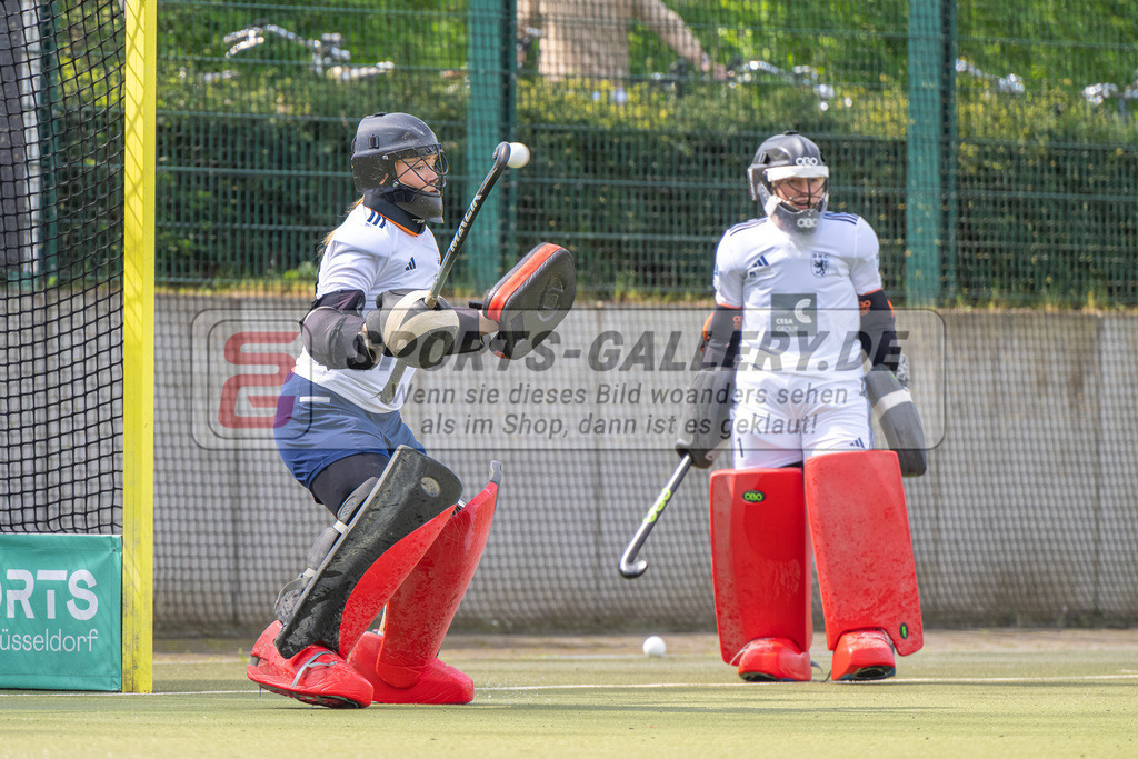 HK_20240413_100215 | 1. Bundesliga Hockey Damen Düsseldorfer HC - Zehlendorfer Wespen am 13.4.2024 DHC, Düsseldorf , Mia Meckenstock Torfrau ( Düsseldorfer HC #9 ) , Femke Jovy ( Torfrau Düsseldorfer HC #1 )