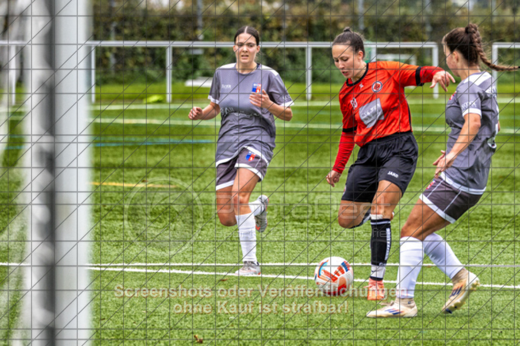 20251005_123233_0516-Bearbeitet | Tara Wankmiller (1.Göppinger SV #10) zum 2:01.Göppinger SV (rot) vs. SGM Aufhausen/Nellingen (grau), Fußball, Frauen-Regionenliga 3 - WfV, 04. Spieltag, Saison 2025/2026, Kunstrasenplatz Nord, Hohenstaufenstr. 116, 73033 Göppingen, 05.10.2025 - 11:00 Uhr,Foto: PhotoPeet-Sportfotografie/Peter Harich
