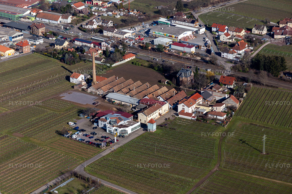 Luftbild: Autohaus Schreieck, Weingut Albert Götz in Kirrweiler im Bundesland Rheinland-Pfalz in Deutschland.Foto: IMG_125332.jpg vom 21.02.2021 durch Werner Riehm/FLY-FOTO.deAuflösung des Originals: 5472 x 3648 pxWeingut Götz