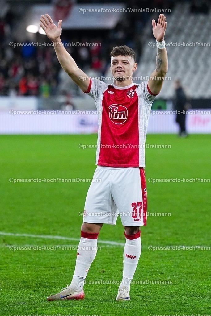 xYDRx02112502029 | 02.11.2025, xydrx, Fußball, 3.Liga, Rot-Weiss Essen - 1.FC Schweinfurt 05, Saison 2025 2026, Stadion an der Hafenstraße: Jannik Hofmann (Rot-Weiss Essen #37) bejubelt den 2:1 Sieg   DFB regulations prohibit any use of photographs as image sequences and or quasi-video.