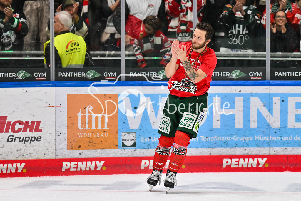 Augsburger Panther - Kölner Haie | Glückliche Augsburger Panther feiern den Heimsieg gegen Köln mit den heimischen Fans / DEL: Augsburger Panther - Kölner Haie; Curt Frenzel Stadion am 26.09.2025 / Riley DAMIANI (Augsburger Panther #19) / Einzelfoto / Freisteller