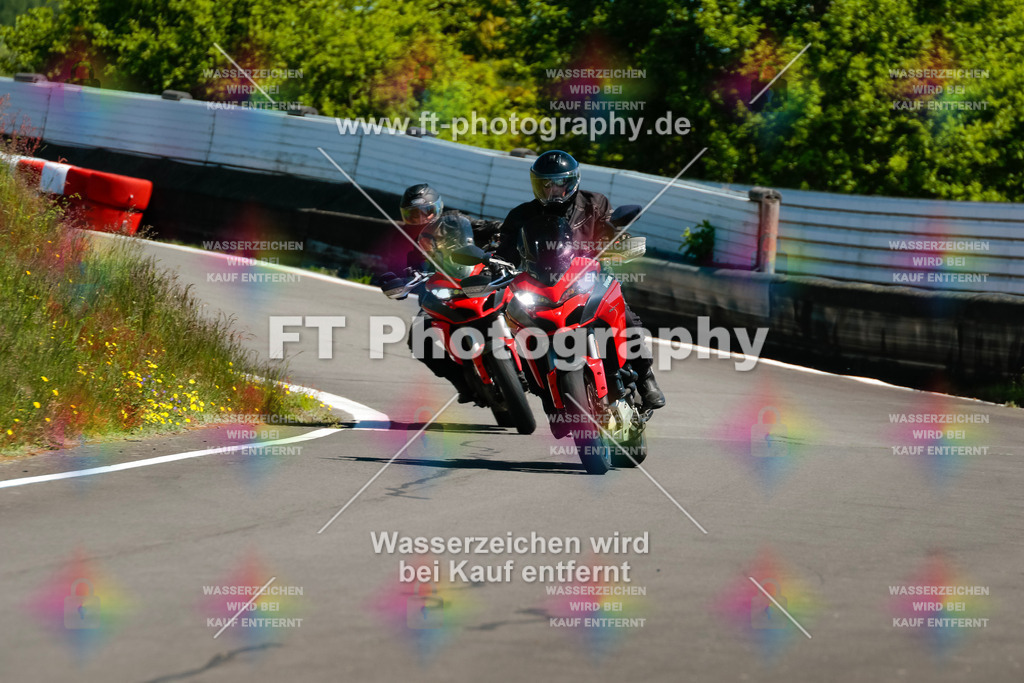 Moto-TeamOBK-22212 | Hier findet Ihr Bilder von Touristenfahrten auf der Nürburgring Nordschleife oder von anderen Veranstaltungen die ich besucht habe. Viel Spass beim Durch Schauen 