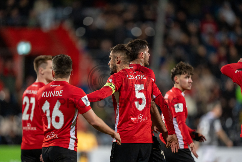 SG Sonnenhof Grossaspach vs. SSV Ulm 1846 Fussball, Fussball, WFV-Pokal, Viertelfinale, 01.04.2026 | Volkan Celiktas (SG Sonnenhof Grossaspach, #05) freut sich mit der Mannschaft nach dem Treffer zum 2:1 durch Elias Rahn (SG Sonnenhof Grossaspach, #08),SG Sonnenhof Grossaspach vs. SSV Ulm 1846 Fussball, Fussball, WFV-Pokal, Viertelfinale, 01.04.2026