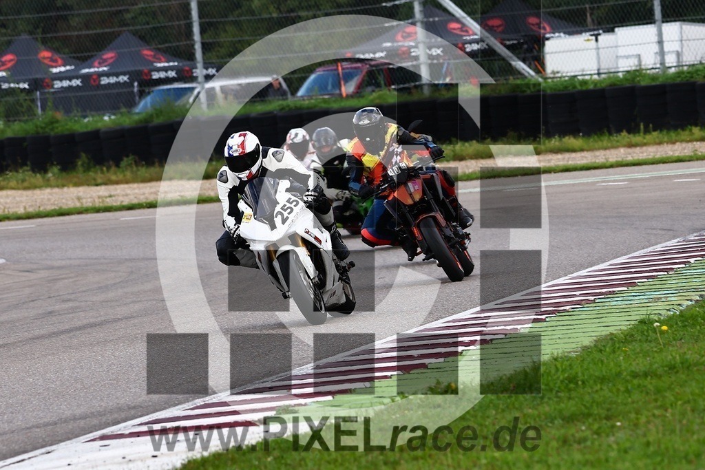 0255-20250927_02525 | Schöne Erinnerungen an spannende Momente - das festzuhalten ist unser Job. PIXELrace.de ist seit 2003 auf den Rennstrecken Europas unterwegs um die Action draußen beim Fahren und die wunderbare Stimmung imm Fahrerlager für euch einzufangen.