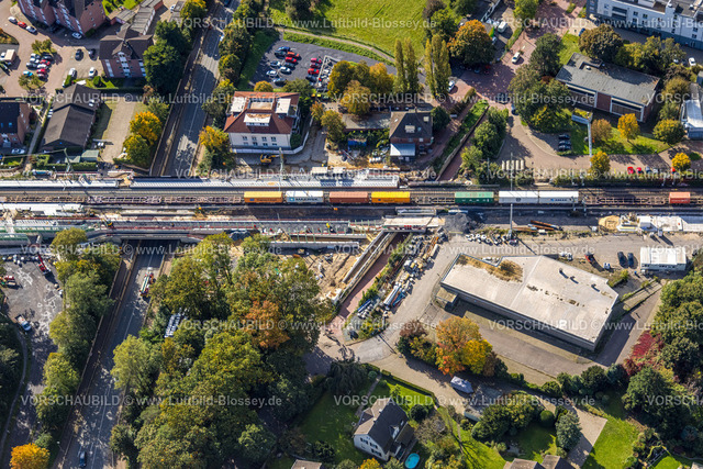 Voerde241009327 | Luftbild, Hbf Bahnhof Voerde, Baustelle Brücke Steinstraße, Ausbau der Betuweroute und Betuwe-Linie Eisenbahnstrecke, Baustelle mit Schallschutzwand, Voerde, Ruhrgebiet, Niederrhein, Nordrhein-Westfalen, Deutschland