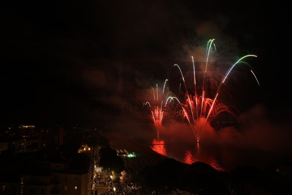 Ferragosto Fireworks in Grado, Italy | GRADO, ITALY, 15.AUG.26 - FIREWORKS - Ferragosto fireworks over the Adriatic Sea in Grado, Italy. Colorful fireworks light up the night sky above the beach, coastline and waterfront during the traditional summer celebration. - Realisiert mit Pictrs.com
