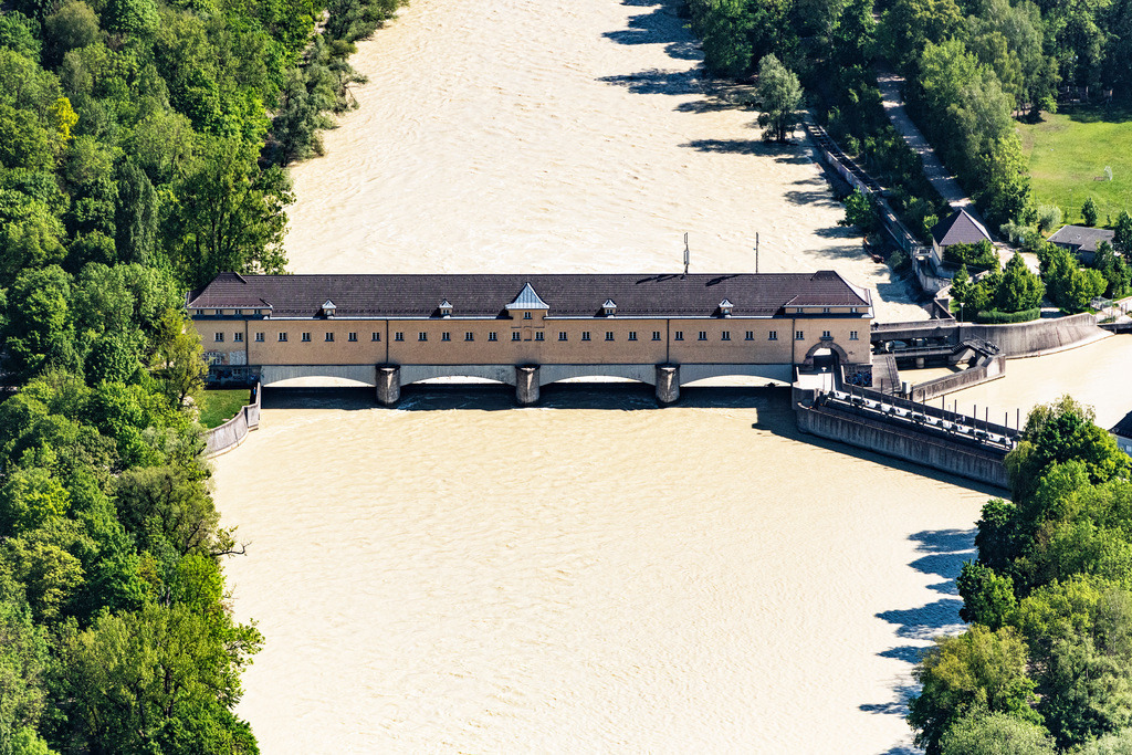 dr__0027400.jpg | MüNCHEN 24.05.2019 Stauwehr in Oberföhring im München im Bundesland Bayern. Das Einlaufbauwerk des Mittlere-Isar-Kanals, verbindet den nördlichen Teil des Englischen Gartens mit dem östlich der Isar gelegenen Stadtteil.  Unterhalb des Wehrs ist ein Kraftwerk. Betreiber ist Uniper. // Armed forces in Oberfoehring in Munich, Bavaria. The inlet of the Middle Isar Canal connects the northern part of the English Garden with the district east of the River Isar. Below the weir is a power station. Foto: Daniel Reiter
