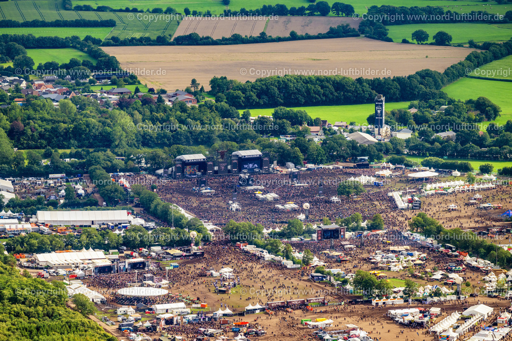 Wacken Musik Festival_ELS_7744040823 | WACKEN 04.08.2023 Besucher des Wacken Musik- Festivals auf dem Veranstaltungs- Konzertgelände in Wacken im Bundesland Schleswig-Holstein, Deutschland. Weiterführende Informationen bei: ICS Festival Service GmbH. // Participants in the Wacken music festival on the event concert area in Wacken in the state Schleswig-Holstein, Germany. Further information at: ICS Festival Service GmbH. Foto: Martin Elsen