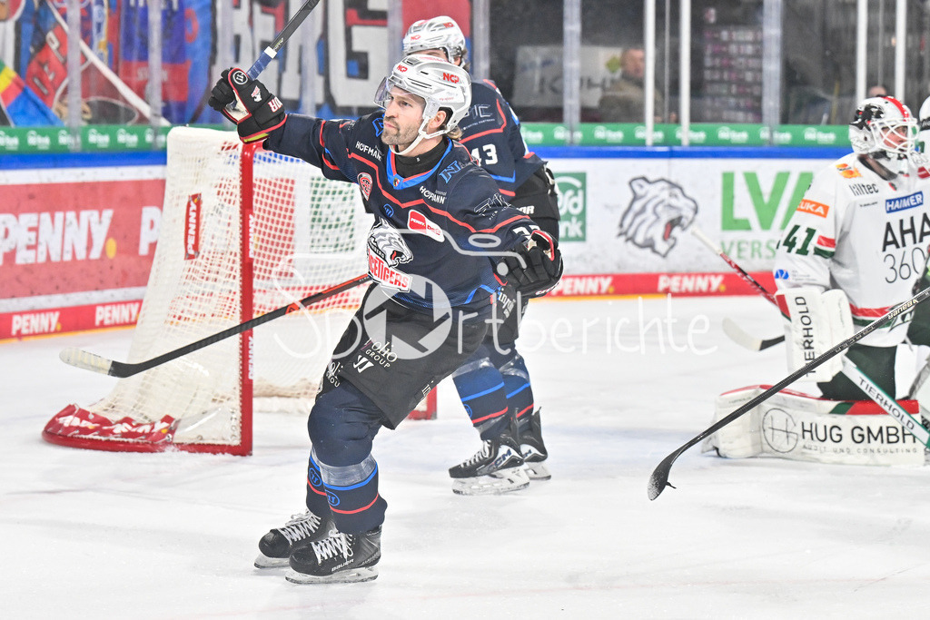 Nürnberg Ice Tigers - Augsburger Panther | NUREMBERG, GERMANY - 23. JANUARY: Jubel der Ice Tigers nach dem Treffer zum 2-1 durch Tyler SPEZIA (Nürnberg Ice Tigers 37) / Tor / Torschuetze / Freude / Happy während dem Match zwischen den Nürnberg Ice Tigers und den Augsburger Panthern am 42. Spieltag der Penny DEL in der PSD Bank Nürnberg Arena