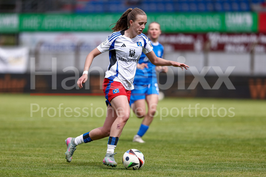 Fussball, 2. Frauen-Bundesliga, SV Meppen - Hamburger SV | Victoria Schulz (Hamburger SV, 19) am Ball, Einzelbild, Ganzkörper, Aktion, Action, Spielszene, DIE DFB-RICHTLINIEN UNTERSAGEN JEGLICHE NUTZUNG VON FOTOS ALS SEQUENZBILDER UND/ODER VIDEOÄHNLICHE FOTOSTRECKEN. DFB REGULATIONS PROHIBIT ANY USE OF PHOTOGRAPHS AS IMAGE SEQUENCES AND/OR QUASI-VIDEO.