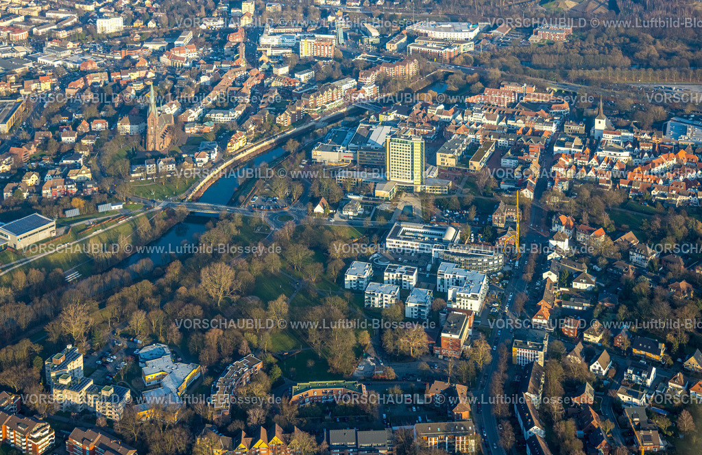Luenen260101690 | Luftbild, City am Fluss Lippe mit Rathaus Lünen Hochhaus, Europaplatz und Willy-Brandt-Platz, links St. Marienkirche, Hauptstelle Sparkasse an der Lippe mit Baustelle und Baukran, Villa Vier Lünen Senioren WG- Senioren am Lippepark und Salford-Brücke, unten DRK-Seniorenwohnanlage, oben Stadtkirche St. Georg, Lünen, Ruhrgebiet, Nordrhein-Westfalen, Deutschland