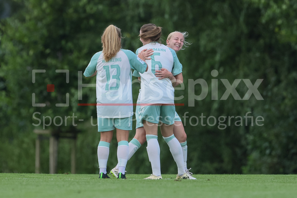 Fussball, Testspiel Frauen, Hamburger SV - SV Werder Bremen | v.li.: Spielerinnen des SV Werder Bremen  mit Torjubel, Jubel, jubeln, jubelt, optimistisch, Spielszene, Highlight, Freude über das Tor zum 0:1