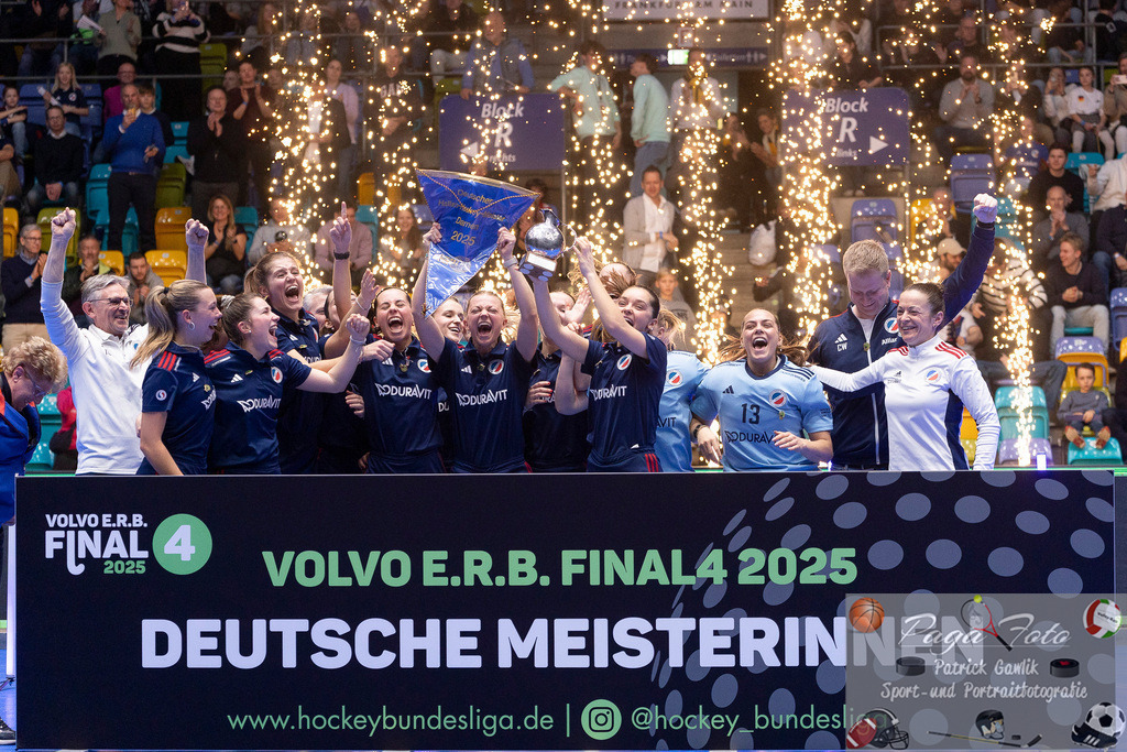 Volvo E.R.B. Final 4 Finale Frauen: Berliner HC - Mannheimer HC, 26.01.2025 | Team der Mannheimerinnen bejubeln die eutsche Meisterschaft 2025 mit Julie Pieper (Mannheimer HC #3) &amp; Nadine Kanter (Mannheimer HC #) &amp; Fiona Felber (Mannheimer HC #6) &amp; Leonie Weissenberger / Weißenberger (Mannheimer HC #7) &amp; Sonja Zimmermann (Mannheimer HC #11) &amp; Chiara Vischer (Mannheimer HC #13) &amp; Alexine Matthysen (Mannheimer HC #16) &amp; Lisa Mayerhöfer (Mannheimer HC #17) &amp; Verena Neumann (Mannheimer HC #19) &amp; Carla Mees (Mannheimer HC #23) &amp; Linda Bens (Mannheimer HC #24) &amp; Carolin Seidel (Mannheimer HC #32) &amp; Charlotte Hendrix (Mannheimer HC #48) &amp; Laura Schubert (Mannheimer HC #56), Berliner HC - Mannheimer HC, Frankfurt, Süwag Arena, 26.1.2025 - Realisiert mit Pictrs.com