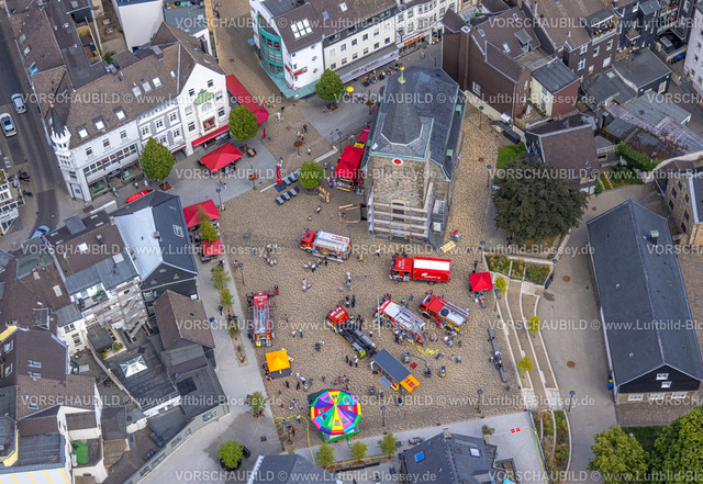 Velbert220803701 | Luftbild, Blaulichttag, Löschzüge Mitte der Freiwilligen Feuerwehr, Präsentation auf dem Platz Am Offers, evang. Alte Kirche Velbert, Velbert, Ruhrgebiet, Nordrhein-Westfalen, Deutschland
