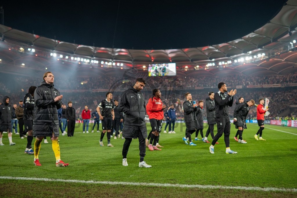 VfB Stuttgart vs. SC Freiburg, Fussball, DFB-Pokal, Halbfinale, 23.04.2026 | SC Freiburg Spieler bei den Fans in der Kurve,VfB Stuttgart vs. SC Freiburg, Fussball, DFB-Pokal, Halbfinale, 23.04.2026DFB regulations prohibit any use of photographs as image sequences and/or quasi-video