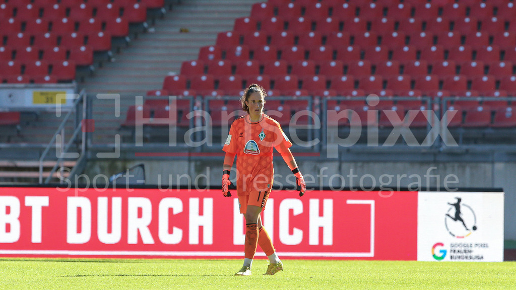 Fussball, Google Pixel Frauen-Bundesliga, 1. FC Nürnberg - SV Werder Bremen | v.li.: Livia Peng (Torhüterin, Torwart, SV Werder Bremen, 1) Freisteller, Einzelbild, Ganzkörper, Aktion, Action, Spielszene, DIE DFB-RICHTLINIEN UNTERSAGEN JEGLICHE NUTZUNG VON FOTOS ALS SEQUENZBILDER UND/ODER VIDEOÄHNLICHE FOTOSTRECKEN. DFB REGULATIONS PROHIBIT ANY USE OF PHOTOGRAPHS AS IMAGE SEQUENCES AND/OR QUASI-VIDEO.