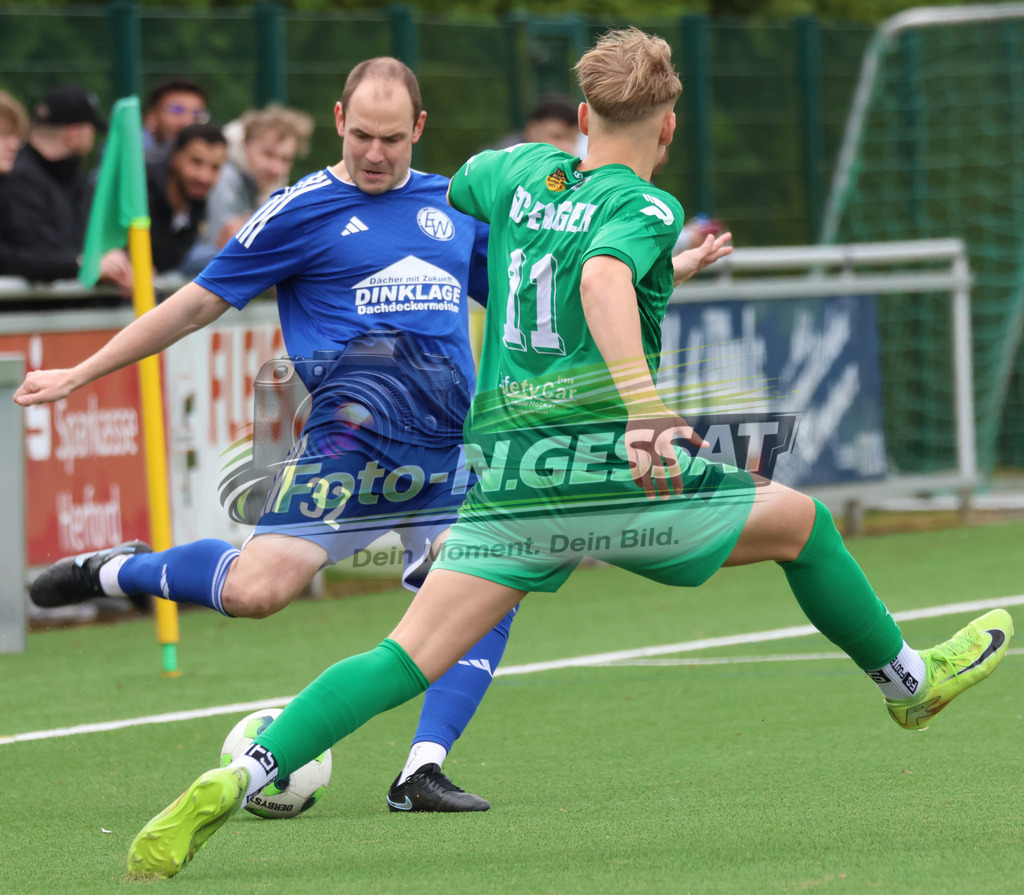 SC Enger - SV Enger-Westerenger | Auf dem Bild zu sehen: grün SC Enger: Alexander Geiger ; blau SV Enger-Westerenger: Tim Rogalski SC Enger, SV Enger-Westerenger, Saison 25/26, Kreisliga A, Enger, Deutschland - Realisiert mit Pictrs.com