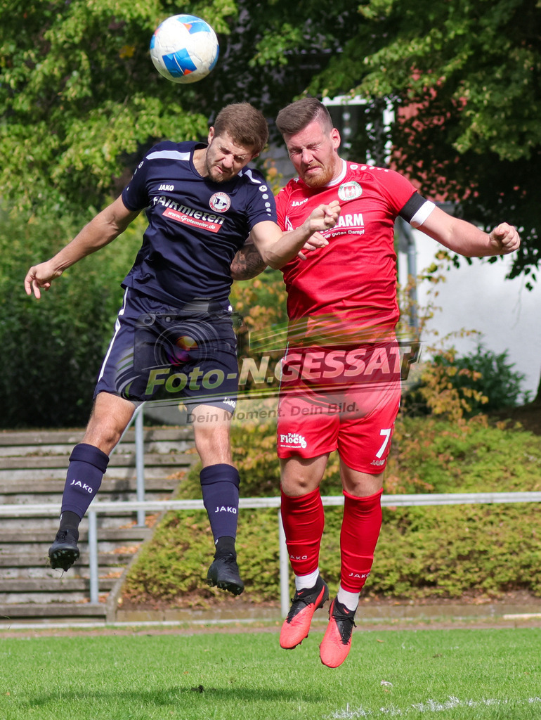 Bünder SV - VfL Holsen | Auf dem Bild zu sehen: rot Bünder SV: Fabian Schnelle ; blau VfL Holsen: Roman Adler Bünder SV, VfL Holsen, Saison 26/27, Kreisliga A, Bünde, Deutschland - Realisiert mit Pictrs.com