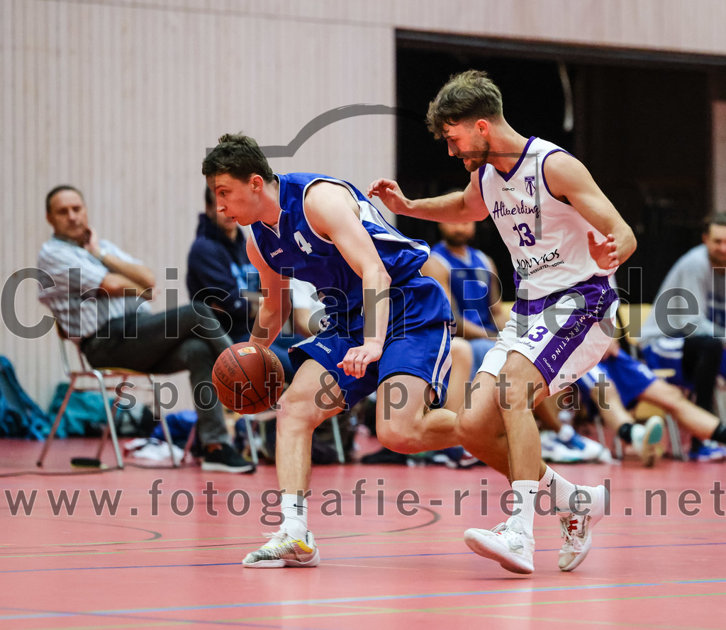 2022-05-29_004_SpVgg_Altenerding_gegen_Muenchen_Basket_2 | Erding, Deutschland, 29.05.2022:
Basketball, Bezirksliga 2021 / 2022, Herren Turnier der 2. der Aufstiegsrunden, SpVgg Altenerding gegen München Basket 2, Endergebnis: 

Tizian Baur (München Basket, #4), Jonah Timothy Richardson (SpVgg Altenerding, #13)

Foto: Christian Riedel / fotografie-riedel.net