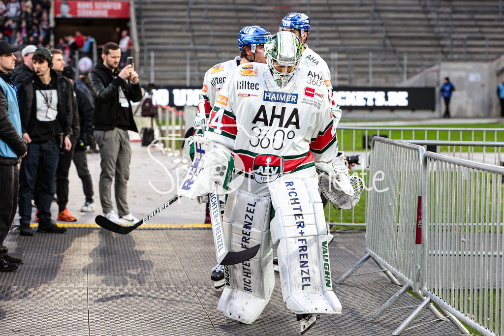 Kölner Haie - Augsburger Panther | Dennis ENDRAS (AEV #44) fuehrt die Panther aufs Eis