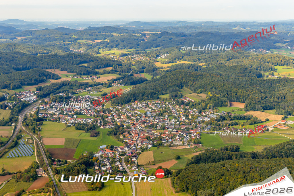 Luftaufnahme der Stadt Neukirchen bei Sulzbach-Rosenberg - Die Luftaufnahme wurde 2025 vom UL-Flugzeug heraus erstellt ( keine Drohne ) - Hochauflösende Luftaufnahme - für professionelle Ausdrucke geeignet. Die Geschenkidee !Mit Lizenz und Bildrechte bestellbar