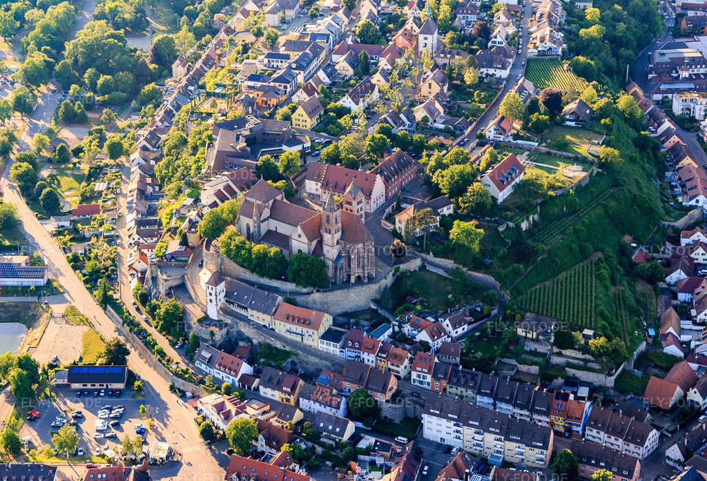 Luftbild: Breisacher Münster St. Stephan in Breisach am Rhein im Bundesland Baden-Württemberg in Deutschland. Foto: IMG_147823.jpg vom 30.05.2025 durch Werner Riehm/FLY-FOTO.deWWW.ST-STEPHAN-BREISACH.DE