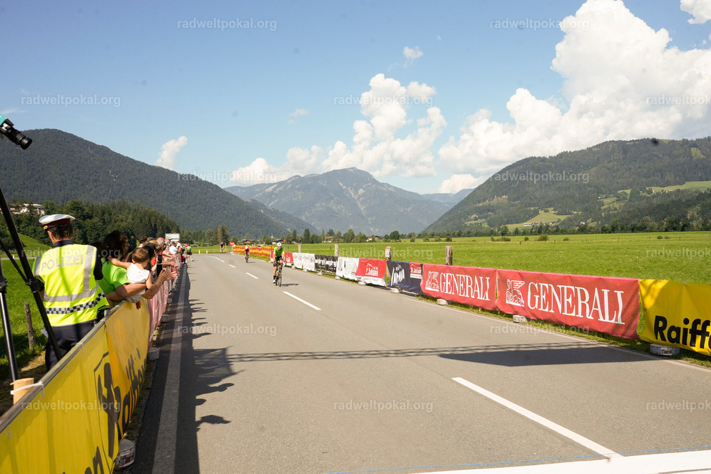 850_20230817_Bewerb_Maenner_Muehlanger | AUT - OESTERREICH, 2023-08-16: SPORT RENNRAD-FAHREN - 55. INTERNATIONALER RADWELTPOKAL IN ST. JOHANN IN TIROL  - Vintage-Radrennen mit WM-Bronze-Medaillen-Siegerin Christina Schweinberger, den Teilnehmer und Alexander Baumann (vom Orginastions-Team) - TAG 2 BEWERB MAENNER IN SECHS GRUPPEN  ; Foto: Roland Muehlanger